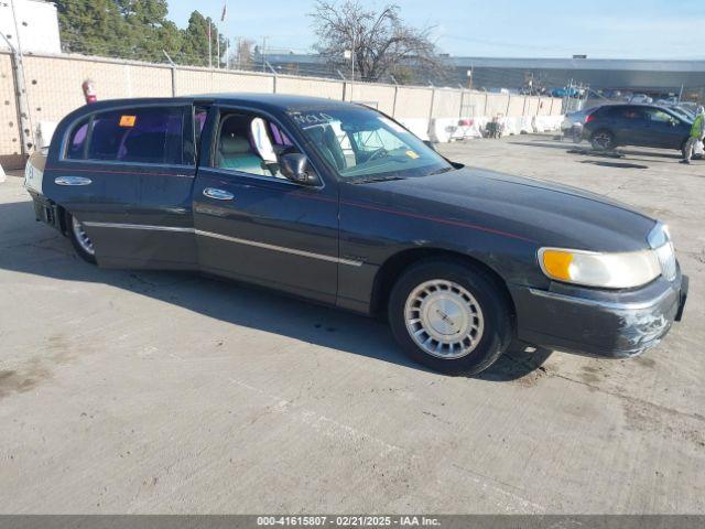  Salvage Lincoln Towncar