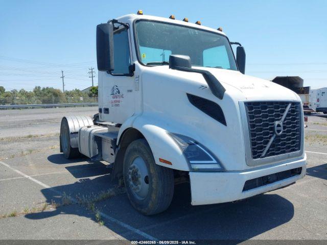  Salvage Volvo Vnr