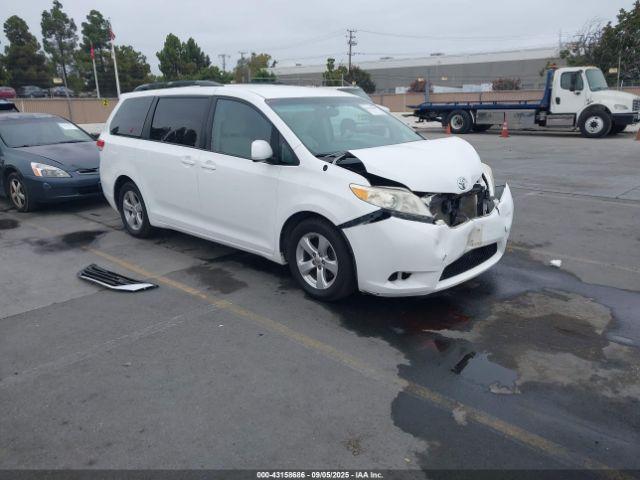 Salvage Toyota Sienna
