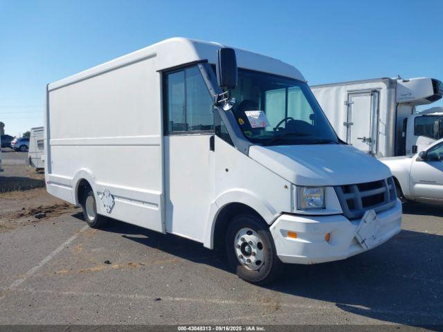  Salvage Isuzu Commercial Van
