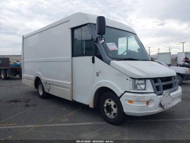  Salvage Isuzu Commercial Van