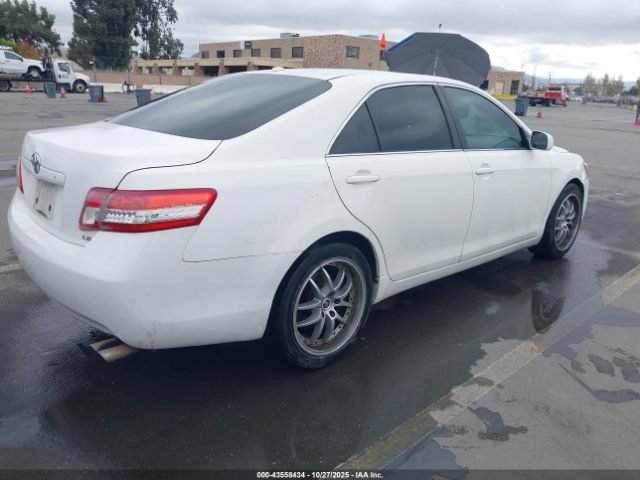 Toyota Camry Le Image 3