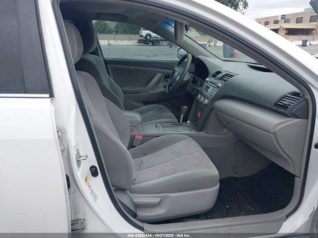 Toyota Camry Le Image 5