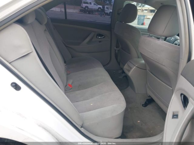 Toyota Camry Le Image 4