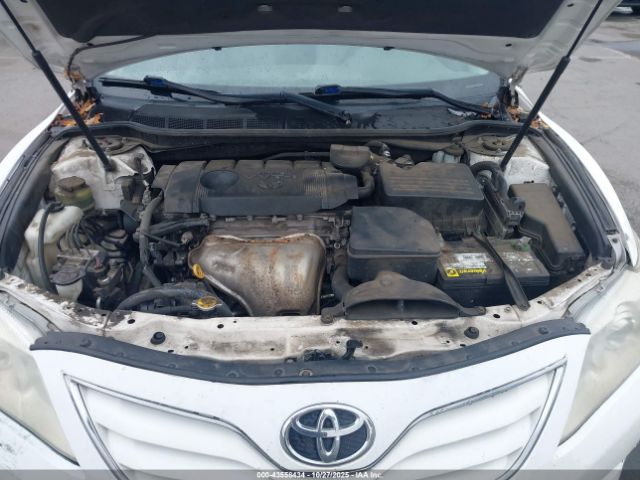 Toyota Camry Le Image 10