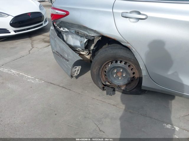 Toyota Camry Le Image 10