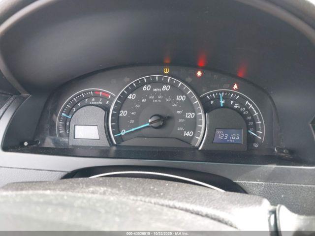 Toyota Camry Le Image 12