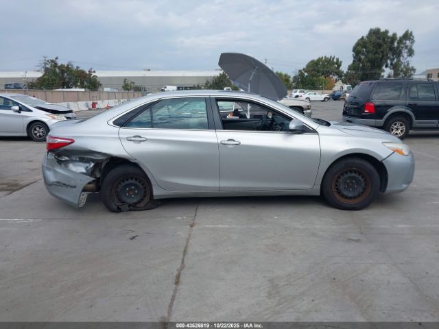 Toyota Camry Le Image 8