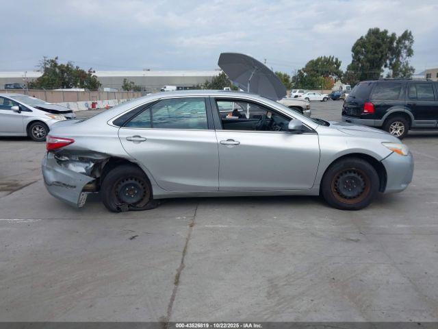 Toyota Camry Le Image 8