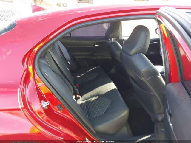 Toyota Camry Se Image 8