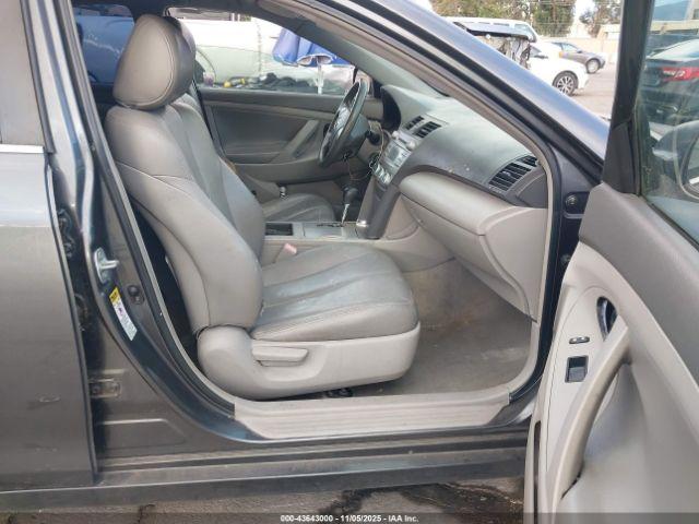 Toyota Camry Le Image 11