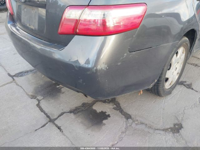 Toyota Camry Le Image 8