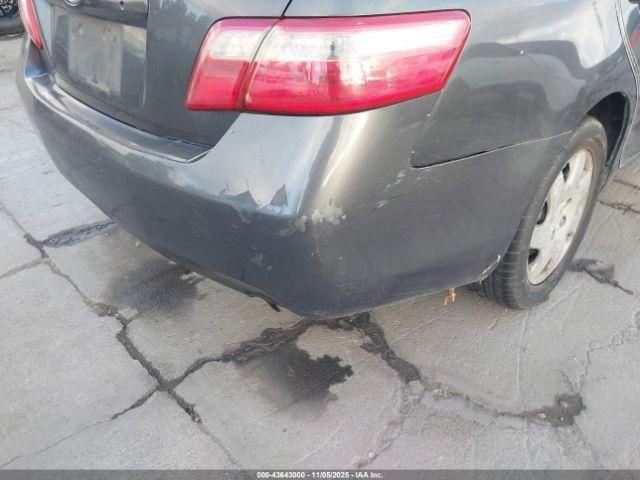 Toyota Camry Le Image 8