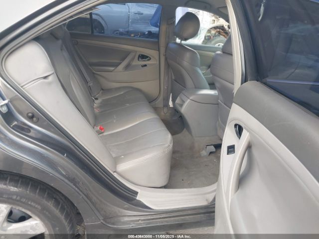 Toyota Camry Le Image 4