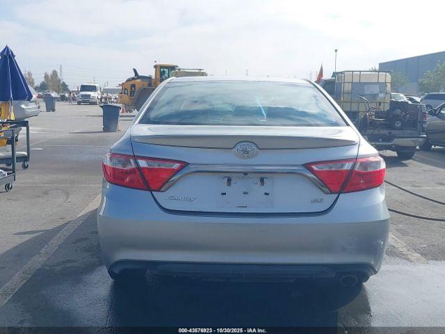 Toyota Camry Se Image 9