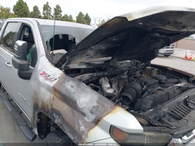 Chevrolet Silverado 3500 4wd  Standard Bed Ltz Image 3