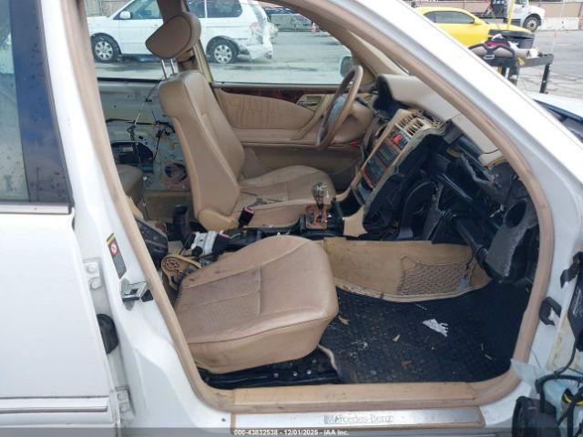 Mercedes-Benz E-Class Image 9