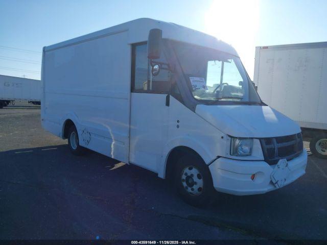  Salvage Isuzu Commercial Van