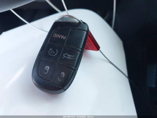 Chrysler 200 Limited Image 12