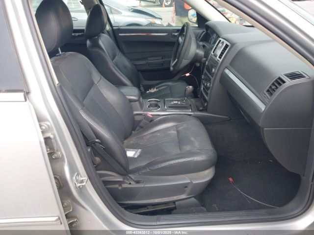 Chrysler 300 Image 8