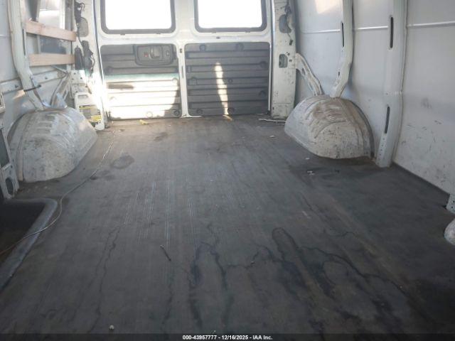 Chevrolet Express Image 10