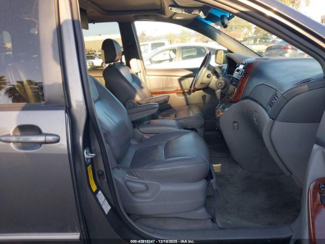 Toyota Sienna Xle Limited Image 7