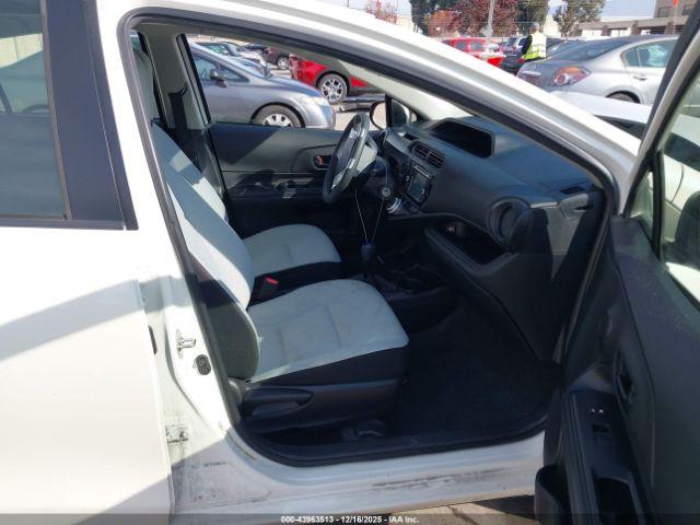 Toyota Prius c One Image 7