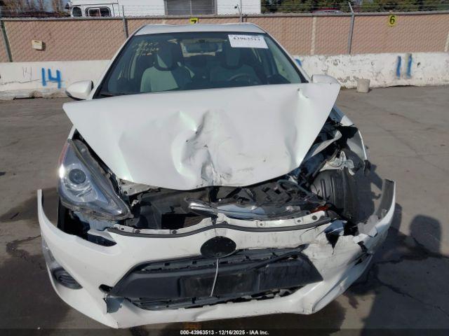 Toyota Prius c One Image 5