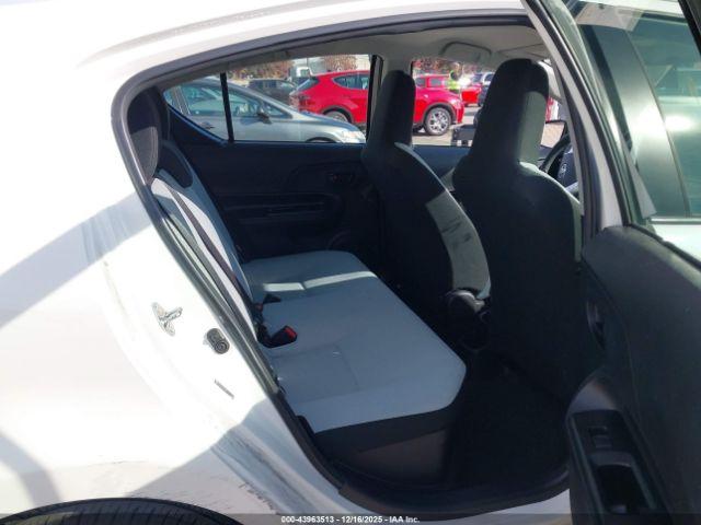 Toyota Prius c One Image 14