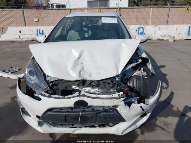 Toyota Prius c One Image 11