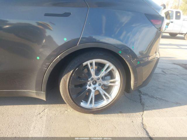 Tesla Model Y Long Range Dual Motor All-wheel Drive Image 11