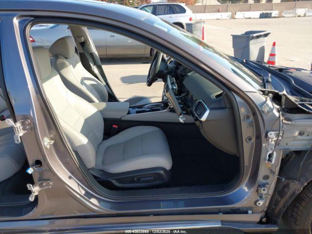 Honda Accord Touring 2.0t Image 12