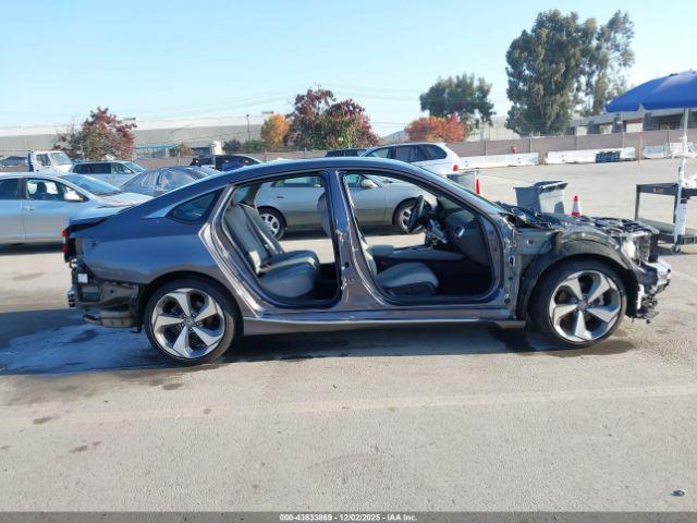 Honda Accord Touring 2.0t Image 16