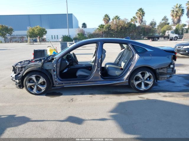 Honda Accord Touring 2.0t Image 2