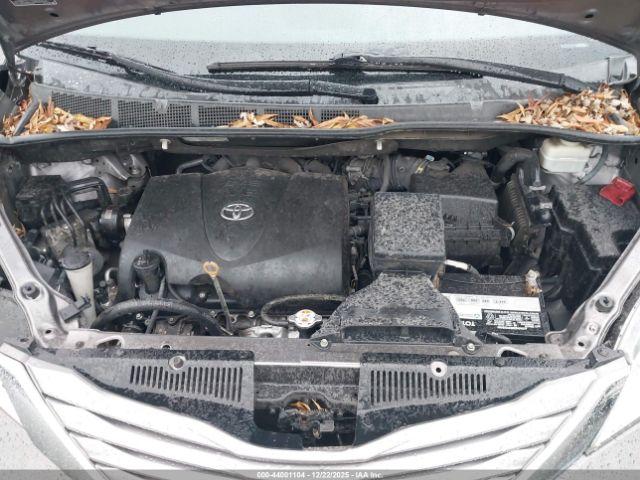 Toyota Sienna Xle 8 Passenger Image 2