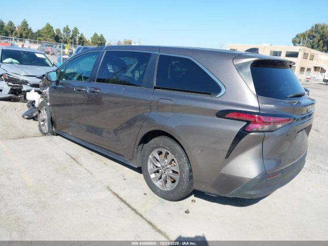 Toyota Sienna Le Image 4