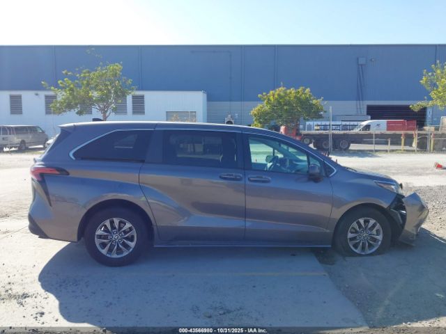 Toyota Sienna Le Image 9