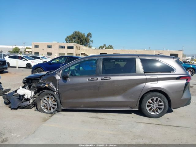 Toyota Sienna Le Image 12