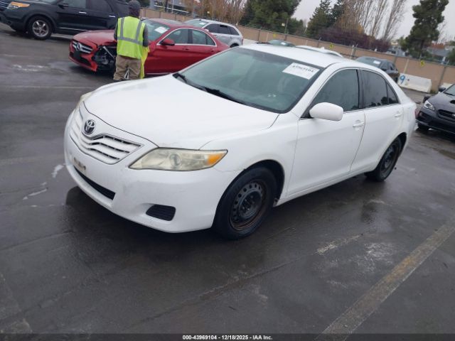 Toyota Camry Le Image 7