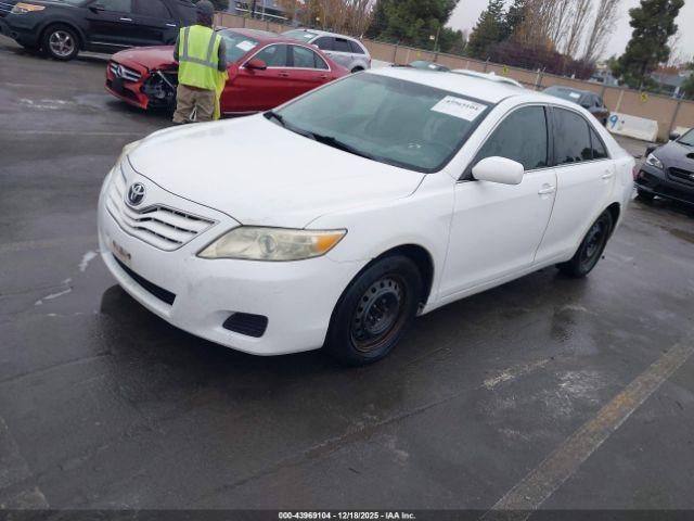 Toyota Camry Le Image 7