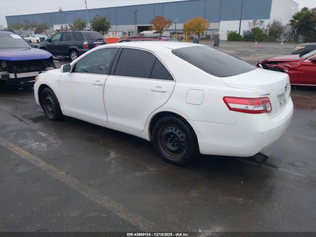 Toyota Camry Le Image 10