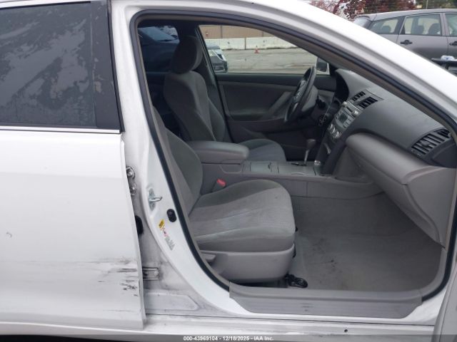 Toyota Camry Le Image 4