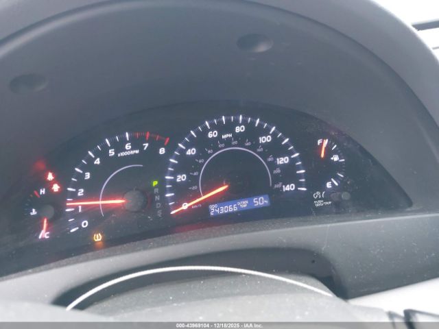 Toyota Camry Le Image 6