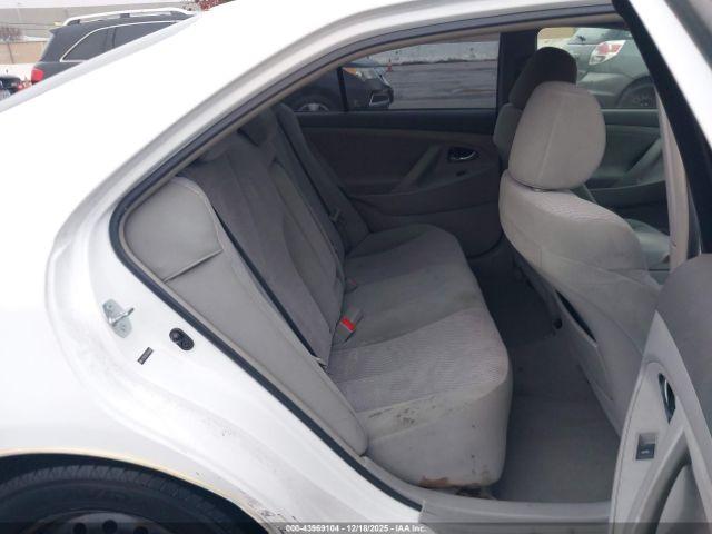 Toyota Camry Le Image 11