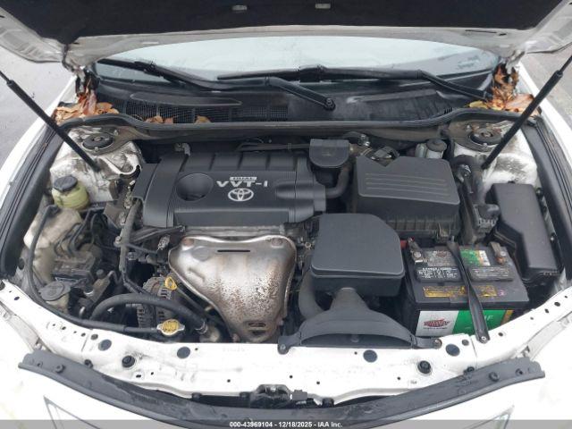 Toyota Camry Le Image 8