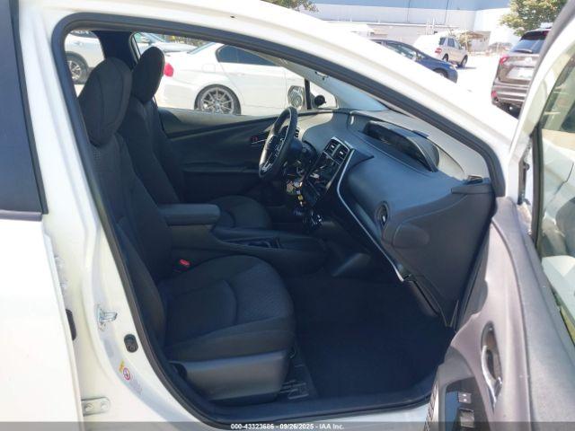 Toyota Prius Le Image 5