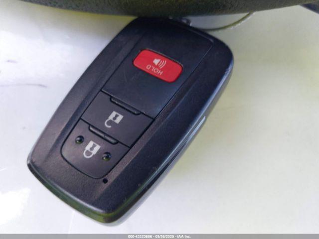 Toyota Prius Le Image 16