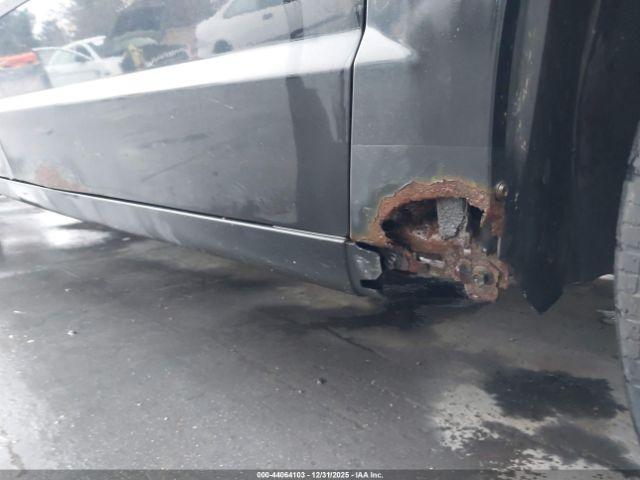 Chrysler Town & Country Touring Image 10