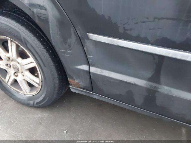 Chrysler Town & Country Touring Image 15