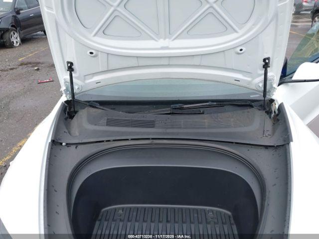 Tesla Model 3 Image 8